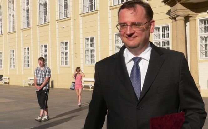 Fostul premier ceh Petr Necas recunoaşte că are o relaţie cu cea mai apropiată colaboratoare a sa