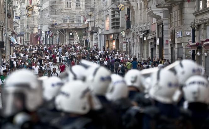 Protestele continuă în Turcia. Noi ciocniri între poliţie şi manifestanţi, în piaţa Taksim