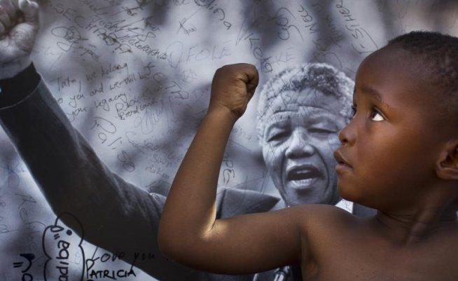 Mandela ar putea fi mutat în propria locuinţă, pentru a continua recuperarea