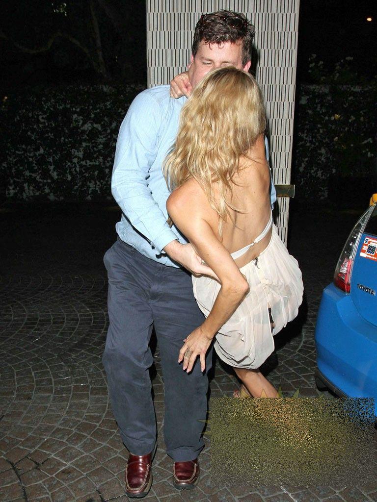 Vedeta care s-a făcut de râs după ce a mers la toaletă. "Era atât de BEATĂ, încât n-a mai văzut cum iese" 217255