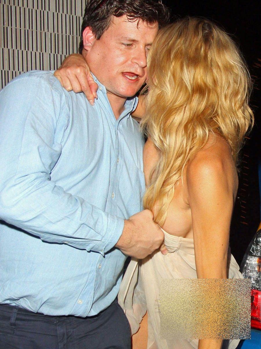 Vedeta care s-a făcut de râs după ce a mers la toaletă. "Era atât de BEATĂ, încât n-a mai văzut cum iese" 217256