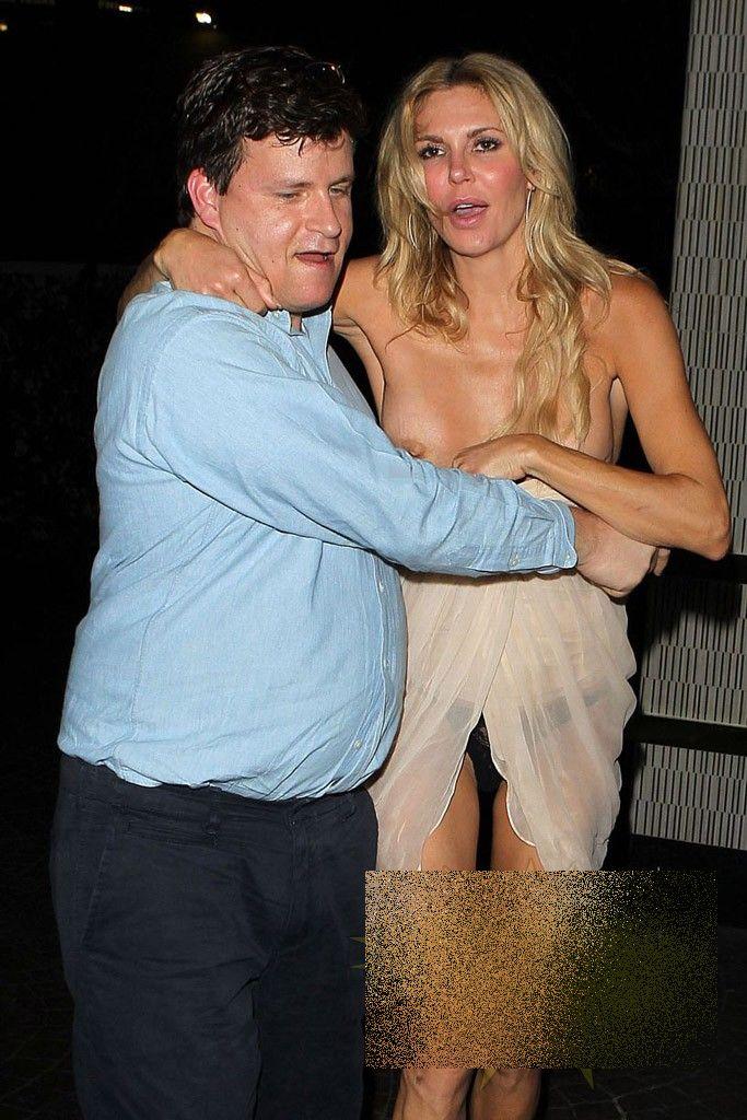 Vedeta care s-a făcut de râs după ce a mers la toaletă. "Era atât de BEATĂ, încât n-a mai văzut cum iese" 217257