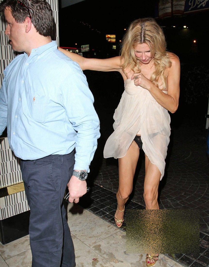 Vedeta care s-a făcut de râs după ce a mers la toaletă. "Era atât de BEATĂ, încât n-a mai văzut cum iese" 217258