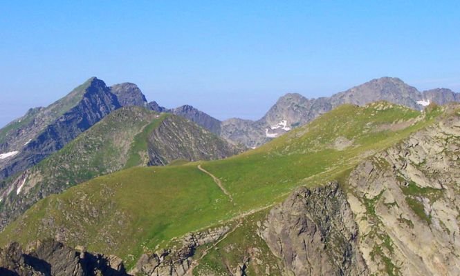 Un turist străin a murit în Munţii Făgăraş. Bărbatul a căzut într-o zonă abruptă