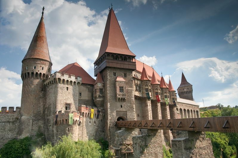 Cel mai controversat castel din România, în atenţia străinilor. &quot;Vânătorii de fantome&quot; au venit să îi afle misterele