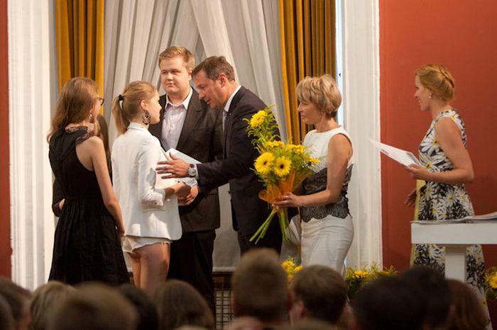 E cea mai deşteaptă fată din oraş, dar toţi s-au uitat la ea când s-a întâlnit cu PRIMARUL. "Îi puteam vedea posteriorul" 217615