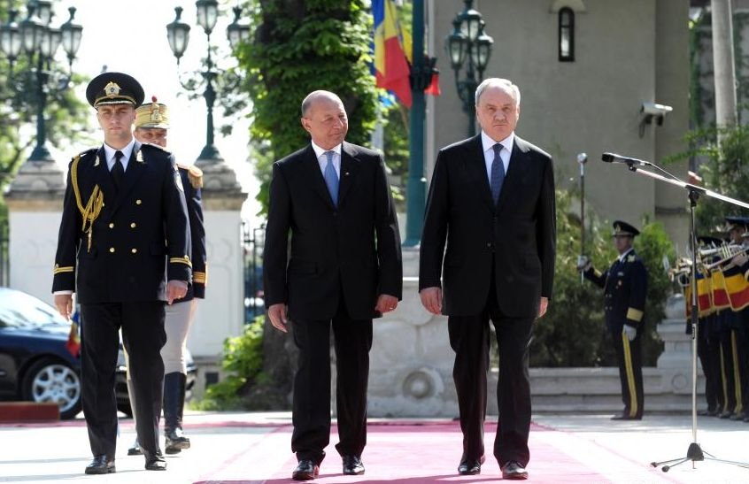 Preşedintele Băsescu, întâmpinat la Chişinău cu manifestaţii pro şi contra României: &quot;Jos Unirea!&quot;