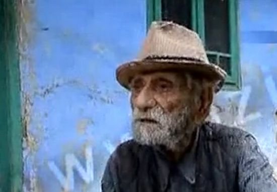 Un bătrân de 100 de ani din Iaşi trăieşte uitat de medici şi de autorităţi 