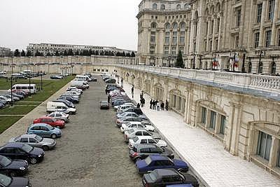 Din capitolul &quot;Politica made in România&quot;. Aleşii îşi vor putea cumpăra maşini pe BANII statului 