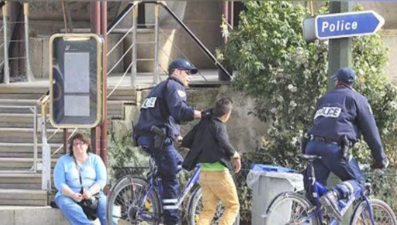 Iar ne facem de râs! Francezii se plâng de invazia hoţilor de buzunare veniţi din România 217931