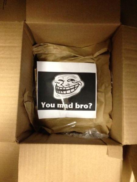 Ce i s-a întâmplat după ce şi-a cumpărat un telefon de pe e-Bay. S-a lecuit de shopping online 217979