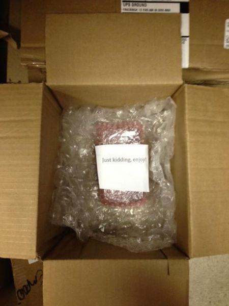 Ce i s-a întâmplat după ce şi-a cumpărat un telefon de pe e-Bay. S-a lecuit de shopping online 217980