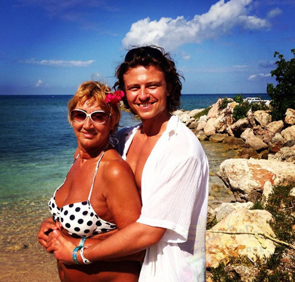 Cum arată femeia de care s-a îndrăgostit. Părinţii lui nu-i mai vorbesc: "Ne simţim jigniţi. Nu l-am educat aşa" 217963