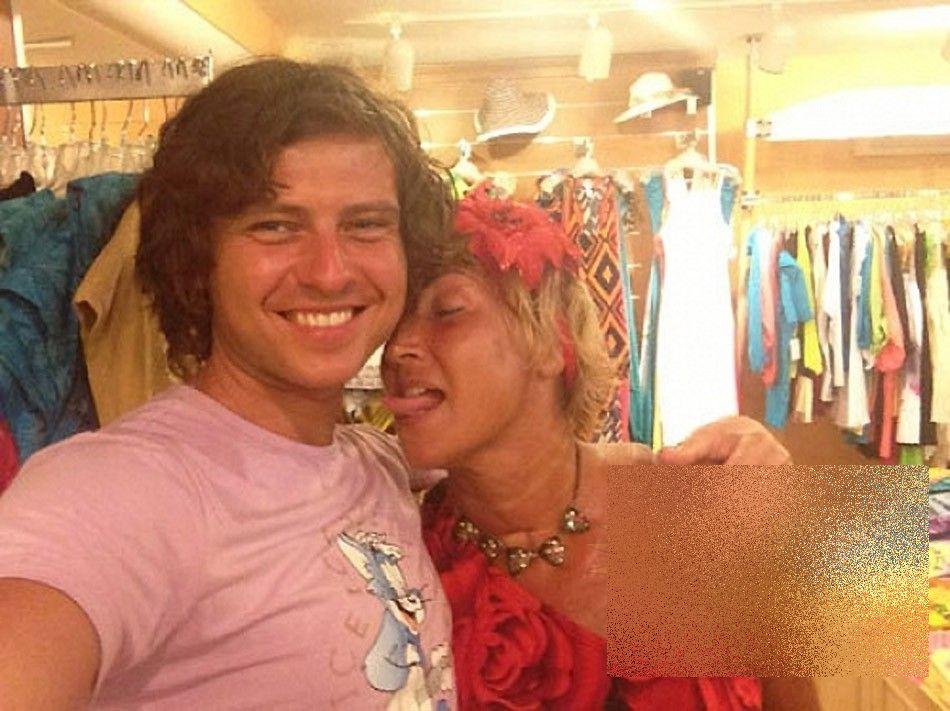 Cum arată femeia de care s-a îndrăgostit. Părinţii lui nu-i mai vorbesc: "Ne simţim jigniţi. Nu l-am educat aşa" 217965