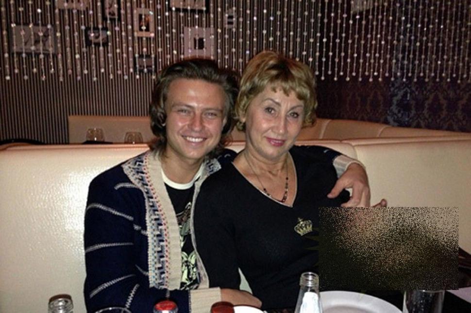 Cum arată femeia de care s-a îndrăgostit. Părinţii lui nu-i mai vorbesc: "Ne simţim jigniţi. Nu l-am educat aşa" 217968