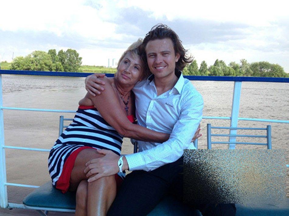 Cum arată femeia de care s-a îndrăgostit. Părinţii lui nu-i mai vorbesc: "Ne simţim jigniţi. Nu l-am educat aşa" 217970