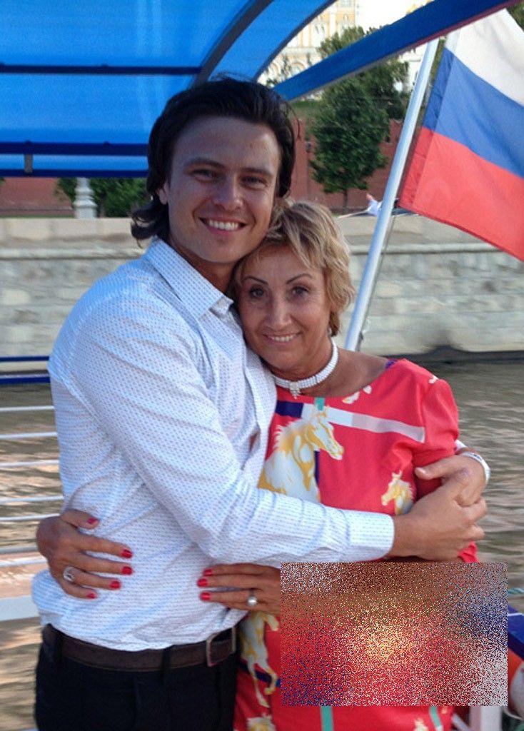 Cum arată femeia de care s-a îndrăgostit. Părinţii lui nu-i mai vorbesc: "Ne simţim jigniţi. Nu l-am educat aşa" 217971