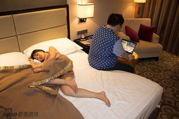 Mai există şi astfel de bărbaţi. Vezi ce "comoară" stă în patul acestui tânăr, iar el se joacă pe calculator 217988