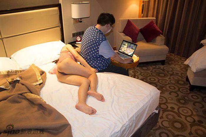 Mai există şi astfel de bărbaţi. Vezi ce "comoară" stă în patul acestui tânăr, iar el se joacă pe calculator 217989