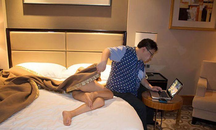 Mai există şi astfel de bărbaţi. Vezi ce "comoară" stă în patul acestui tânăr, iar el se joacă pe calculator 217990