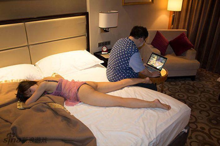 Mai există şi astfel de bărbaţi. Vezi ce "comoară" stă în patul acestui tânăr, iar el se joacă pe calculator 217993