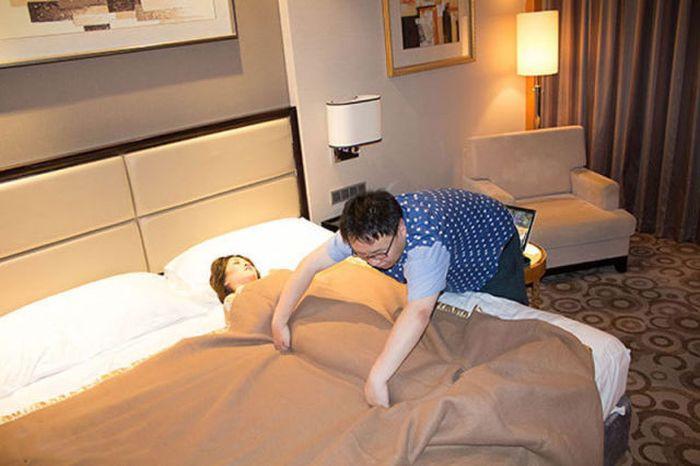 Mai există şi astfel de bărbaţi. Vezi ce "comoară" stă în patul acestui tânăr, iar el se joacă pe calculator 217994