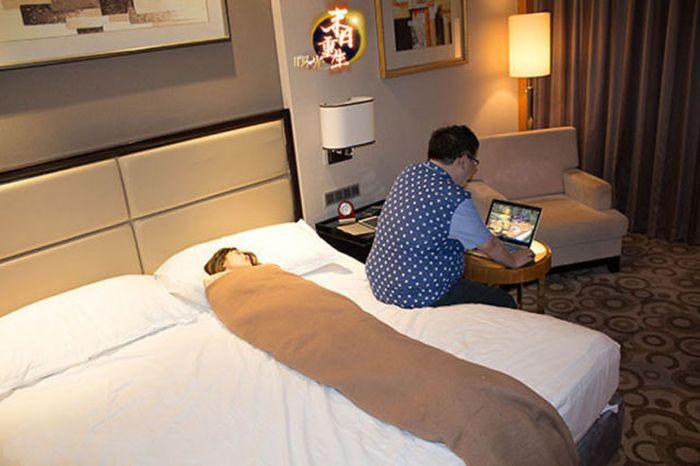 Mai există şi astfel de bărbaţi. Vezi ce "comoară" stă în patul acestui tânăr, iar el se joacă pe calculator 217995