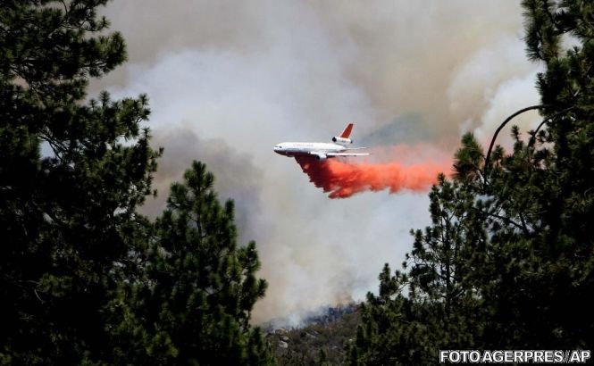 Mii de persoane din Palm Springs au fost evacuate din calea unui incendiu de vegetaţie