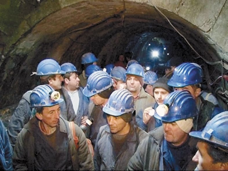 Peste 500 de mineri sunt blocaţi în subteran. Le cer lui Ponta şi Vosganian să le rezolve urgent problema