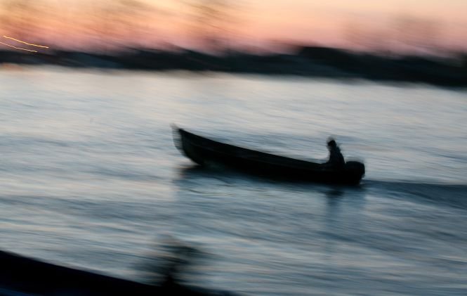 Patru persoane dispărute, după ce barca în care se aflau s-a răsturnat pe Dunăre