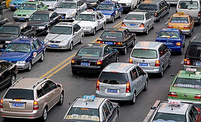Traficul rutier pe DN 1 dinspre Braşov, deviat temporar din cauza aglomeraţiei, a fost reluat