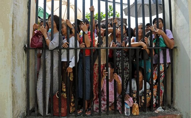 Myanmar a eliberat zeci de deţinuţi politici