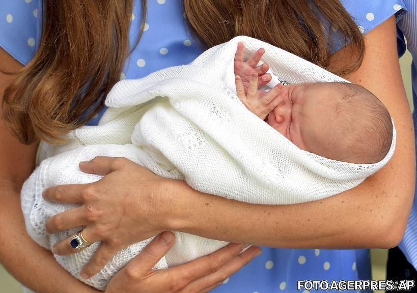 Primele imagini cu bebeluşul regal. Prinţul William şi ducesa Kate l-au prezentat pe noul moştenitor al tronului Marii Britanii