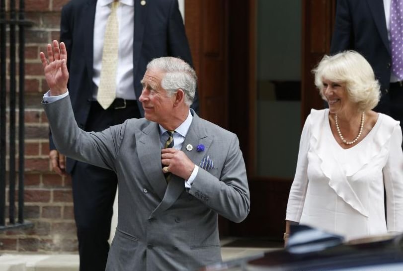 Prinţul Charles şi Camilla au mers la maternitate pentru a vedea bebeluşul regal