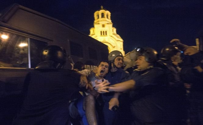Activităţile Parlamentului bulgar, anulate după violenţele de marţi seara