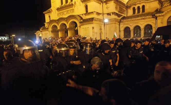 Bulgaria: Mai mulţi deputaţi şi miniştri au fost blocaţi de protestatari în clădirea parlamentului