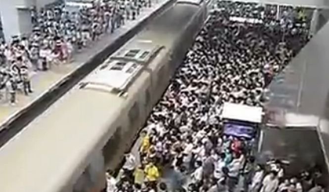 Imagini de coşmar la metroul din Beijing. Ce i s-a întâmplat unui bărbat care încerca să coboare din tren
