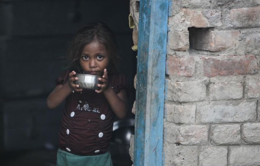 India: Directoarea şcolii în care 23 de copii au murit intoxicaţi alimentare a fost arestată