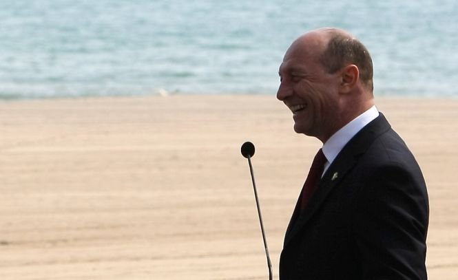 Traian Băsescu, în vacanţă. Preşedintele s-a dus cu elicopterul în staţiunea Neptun 