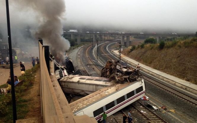 „Trenul avea 220 km/h pe un tronson cu limită de 80 km/h.” Presa spaniolă, despre tragedia feroviară