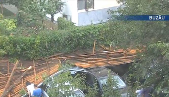 Buzău: Maşini avariate şi geamuri sparte, după ce acoperişul unui bloc a fost smuls de o furtună