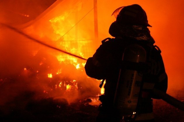 Incendiu foarte mare în zona Cişmigiu din Capitală. O femeie a murit, iar un tânar de 19 ani a fost intoxicat cu fum