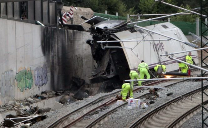 Mecanicul trenului deraiat în Galicia a fost plasat în arest preventiv