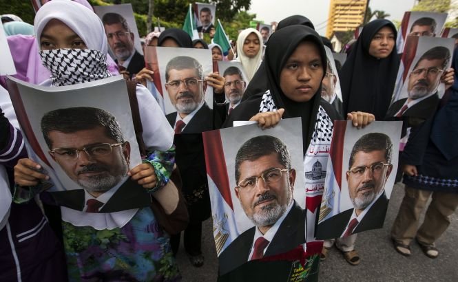 Un tribunal din Cairo a ordonat plasarea în arest preventiv a lui Morsi pentru presupuse legături cu Hamas
