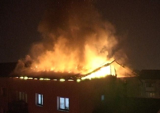A dat foc acoperişului blocului în timp ce încerca să afume carne de porc. Zeci de familii au fost evacuate şi 70 de păsări au pierit în flăcări