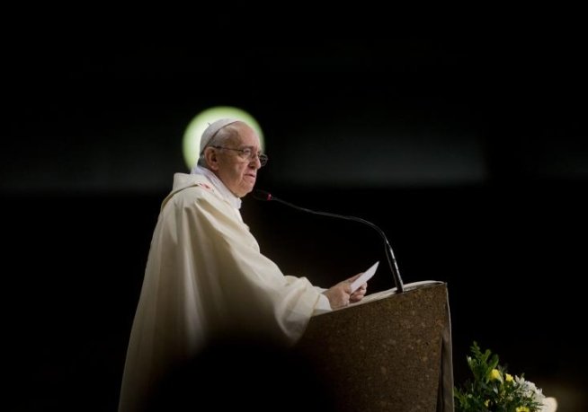 Papa Francisc îşi exprimă înţelegerea faţă de &quot;tinerii care nu mai au încredere în instituţii politice şi preoţi mediocri&quot;