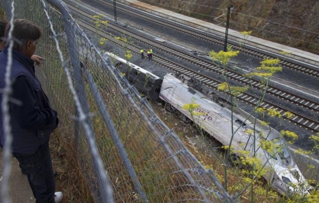 UPDATE: Mecanicul trenului deraiat în Spania a fost acuzat de omucidere din culpă