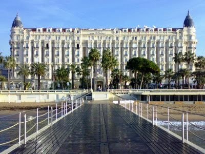 Bijuterii în valoare de 40 de MILIOANE de euro, furate ÎN PLINĂ ZI de la hotelul Carlton din Cannes