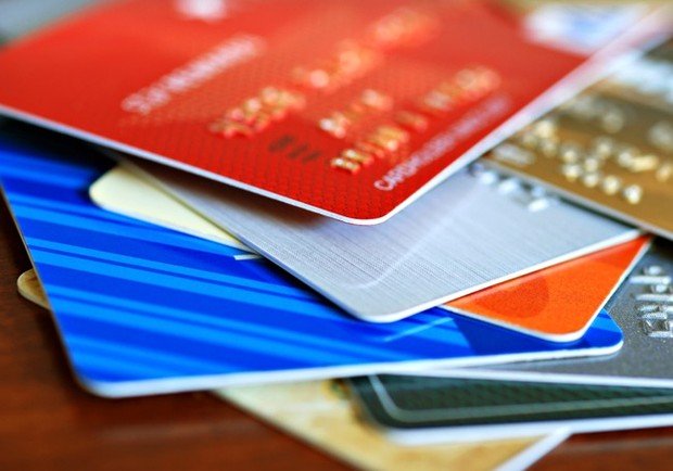 Grecia vrea să reducă TVA la cumpărăturile prin card, pentru a combate evaziunea