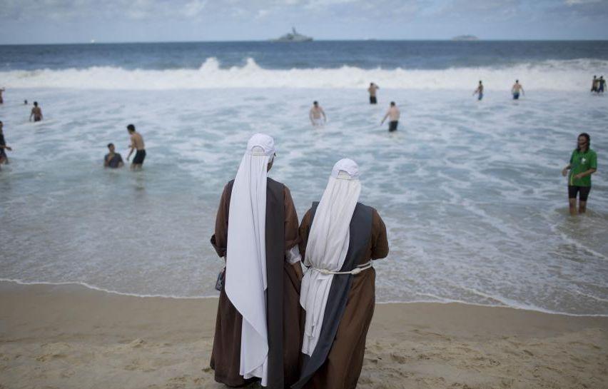 Papa Francisc, primit cu urale de mulţimea de credincioşi de la Rio. Călugăriţe şi turiste în bikini, la slujba de pe plaja Copacabana  219221